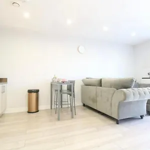  Apartment Georgina Luxury 2 Bed - Walking Distance To United Kingdom
