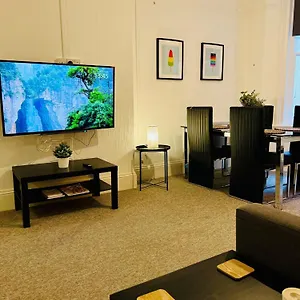 The Bank - Flat 1, Cosy, Bournemouth, Sleeps 4, 7 Min From The Beach, Pet Friendly, Parking, Wifi, Kitchen,washer,private Exit Apartment